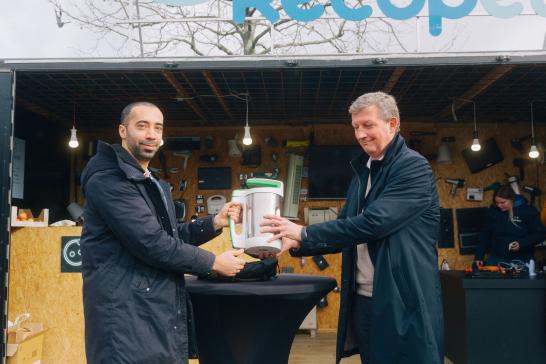 CD&V voorzitter Sammy Mahdi brengt soepmaker naar Café Recupel in Vilvoorde